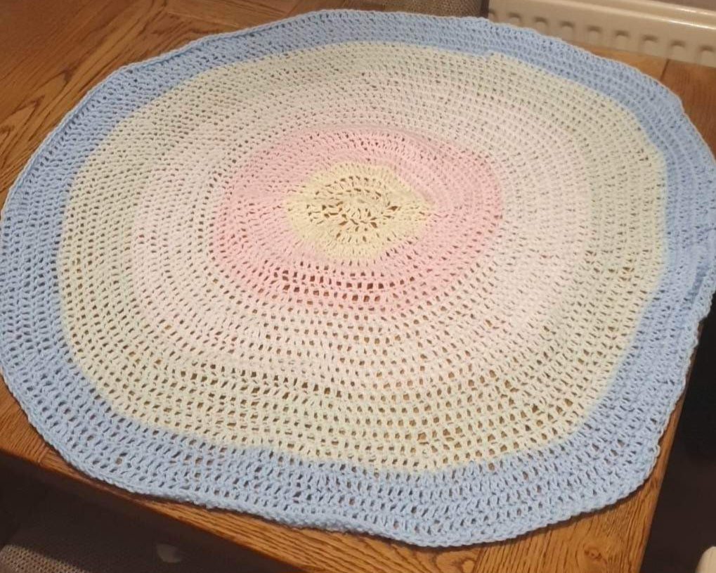 Circle crochet baby blanket